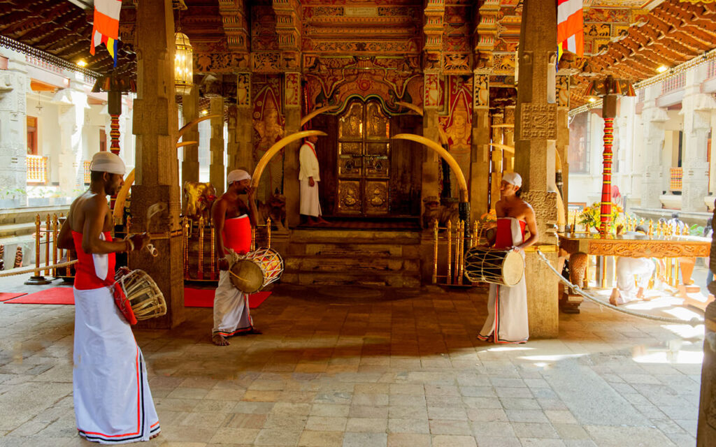 lesterlost-travel-kandy-temple-tooth-relic-drummers-1